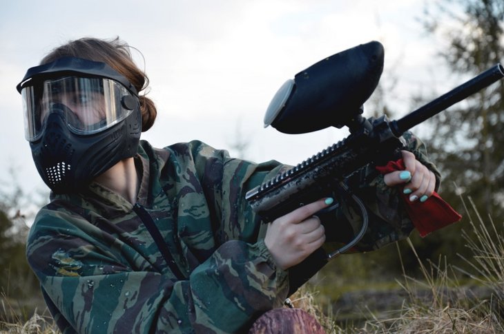 Kvinde med paintball udstyr på